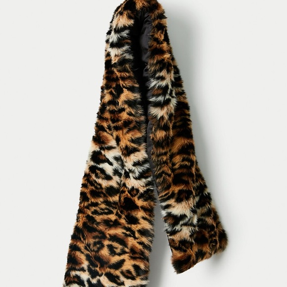- ARITZIA Auxiliary Leopard Faux Fur Collar - Picture 2 of 5